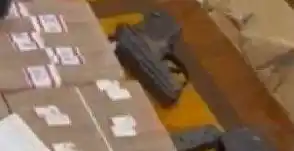 KPK menemkan duit Rp 2,8 miliar dan senjata api saat menggledah rumah Kepala Dinas PUPR Sumut (Sumatra Utara) Topan Obaja Putra Ginting, Rabu (2/7/2025) (Foto: Dok MI)