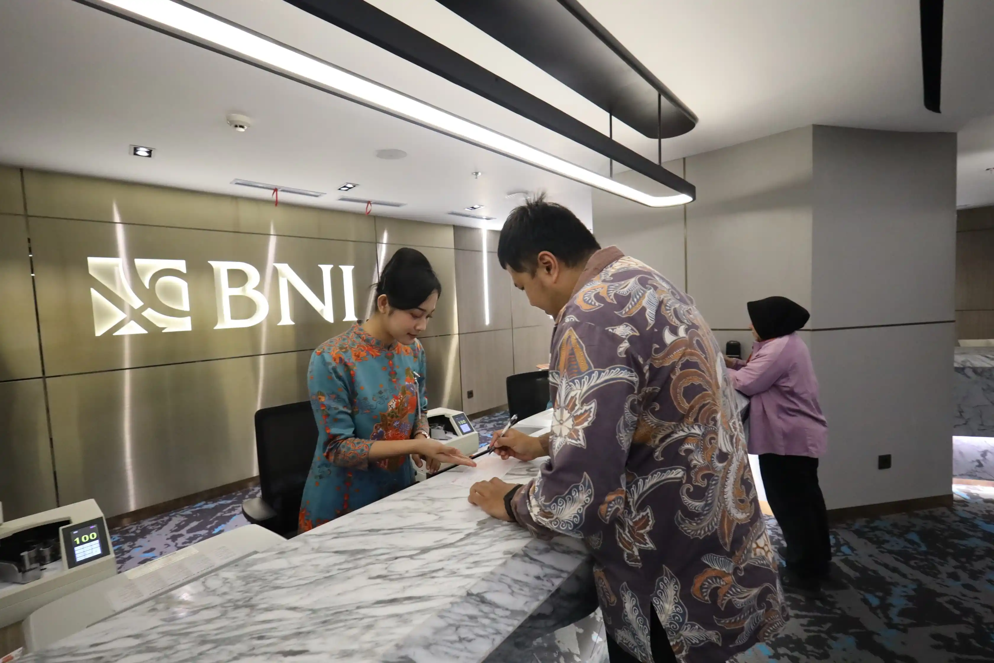 Pegawai BNI sedang melayani nasabah (Foto: Dok MI/BNI)