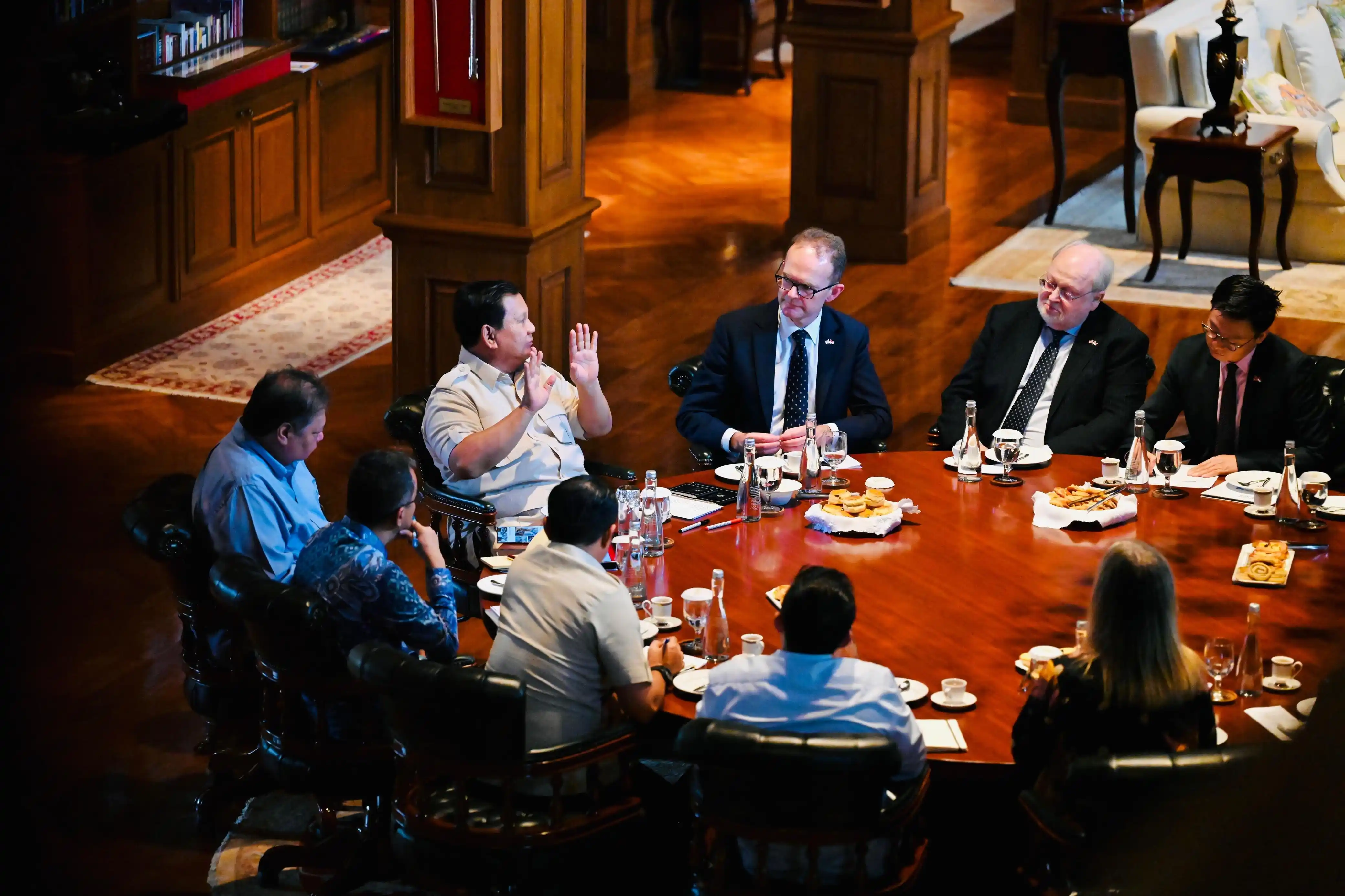 Duta Besar Inggris untuk Indonesia, Dominic Jermey, dan UK International Education Champion, Prof. Sir Steve Smith,  disambut oleh Presiden Prabowo Subianto di kediamannya di Hambalang. (Dok. Ekon)