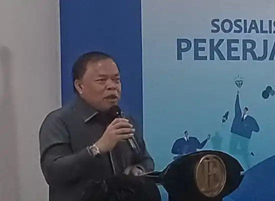 Sekretaris Jaksa Agung Muda Intelijen (SesJAM-Intel) Kejaksaan Agung Sarjono Turin selaku Sekretaris Pelaksana Desk Koordinasi Peningkatan Penerimaan Devisa Negara, membuka dan memberikan pengarahan dalam acara sosialisasi dan edukasi keuangan Pekerja Migran Indonesia (PMI) yang dilaksanakan pada Selasa 18 Maret 2025 di Malang, Jawa Timur.