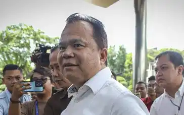 Mantan Direktur Jenderal (Dirjen) Imigrasi, Ronny Franky Sompie tiba di kantor Komisi Pemberantasan Korupsi (KPK), Jakarta, Jumat (3/1/2025). (Foto: Dok MI)