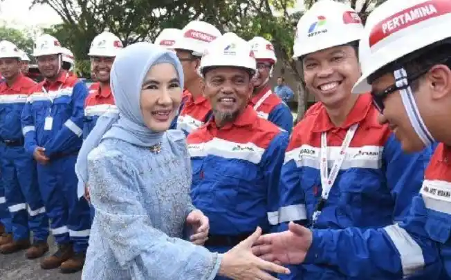 Mantan Direktur Utama Pertamina Nicke Widyawati menyapa Perwira Pertamina usai kegiatan mengikuti kegiatan upacara Peringatan Hari Lahir Pancasila 2024 yang diselenggarakan di Lapangan Garuda Pertamina Hulu Rokan, Dumai, Riau pada (1/6/2024).
