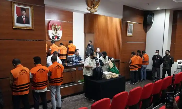 Para tersangka korupsi proyek pembangunan dan perbaikan rel kereta api di Jawa, Sumatera dan Sulawesi (Foto: Dok MI/Aswan)