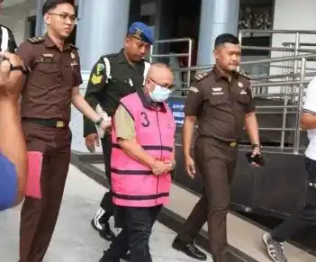 Salah satu tersangka digiring masuk ke mobil tahanan (Foto: Dok MI/Istimewa)