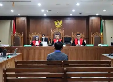 antan Ketua Pengadilan Negeri Surabaya Rudi Suparmono didakwa menerima suap senilai 43 ribu dolar Singapura terkait dengan perkara pembunuhan dengan terdakwa Gregorius Ronald Tannur yang diterima dari Lisa Rachmat selaku advokat dari Gregorius Ronald Tannur.