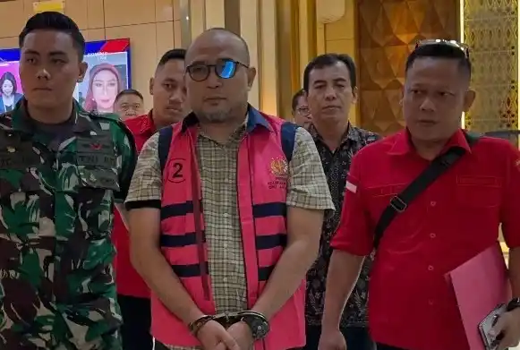 Eks Manager Keuangan dan Akuntansi Indofarma Bayu Pratama Erdiansyah mengenakan rompi tahanan Kejati DKI Jakarta (Foto: Dok MI)