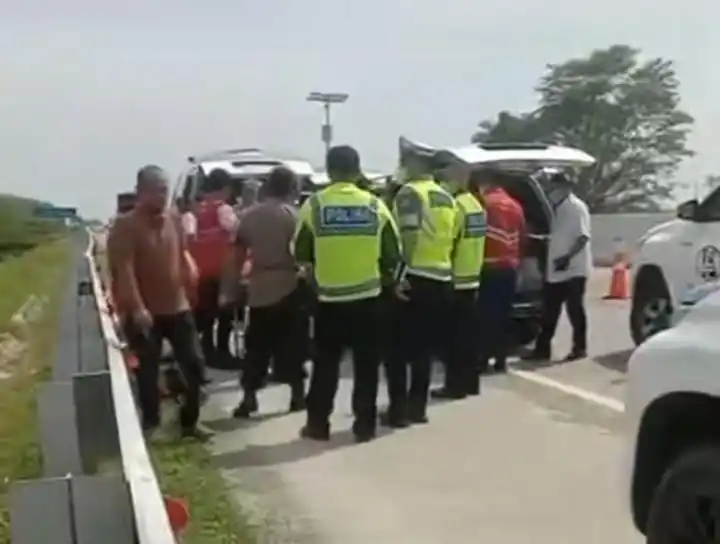 Empat Orang Ditemukan Tak Bernyawa Dalam Mobil di Tol Tegal (Foto: Tangkapan Layar)