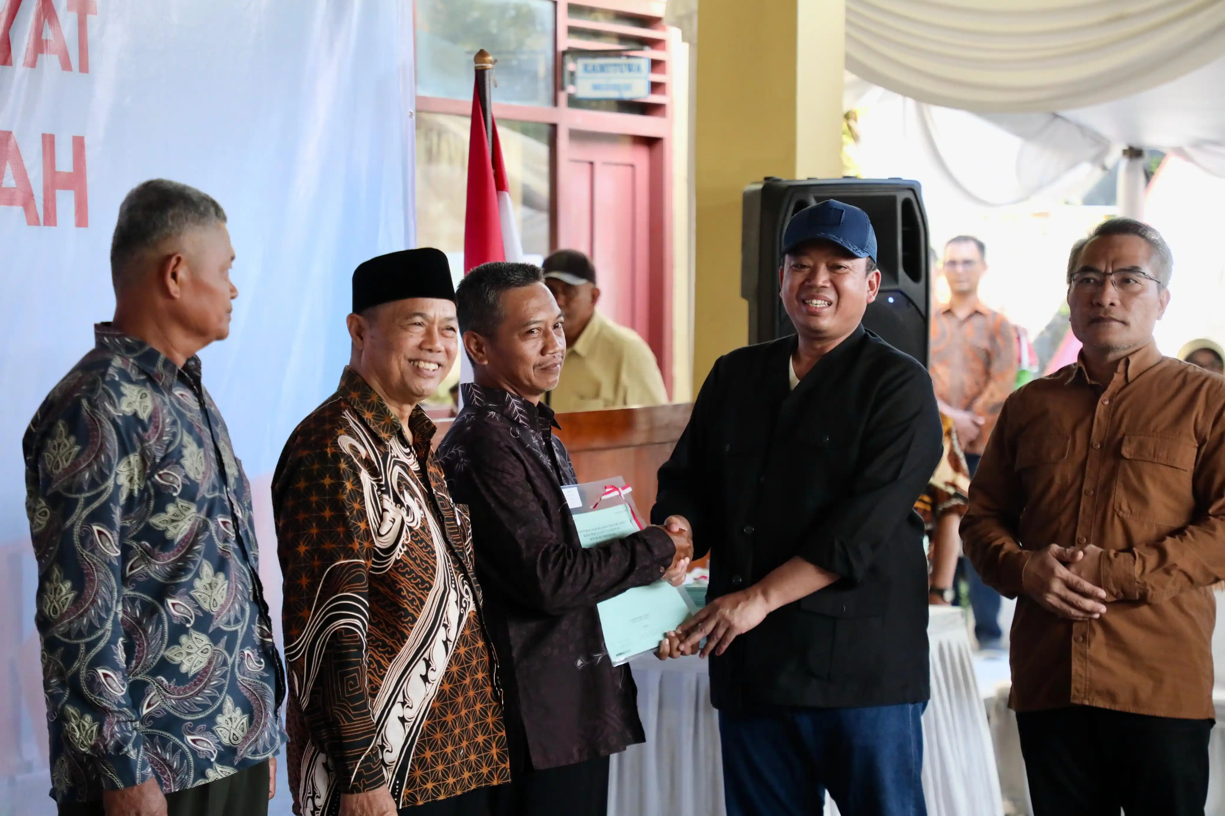 Menteri Agraria dan Tata Ruang/Kepala Badan Pertanahan Nasional (ATR/BPN), Nusron Wahid, saat menyerahkan 811 sertipikat tanah kepada warga Parangtritis. (dok. MI)