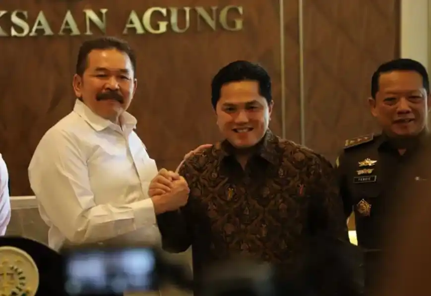 Jaksa Agung ST Burhanuddin (kiri), Menteri BUMN Erick Thohir (tengah) dan Jampidsus Febrie Adriansyah (kanan) (Foto: Dok MI)
