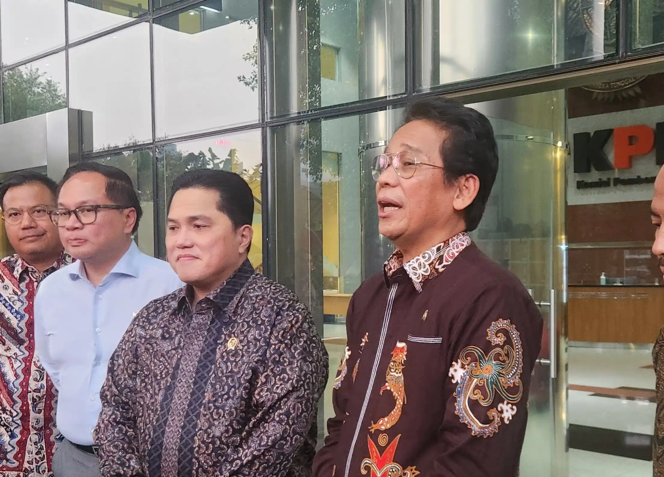 Menteri Badan Usaha Milik Negara (BUMN) Erick Thohir (Etho) bersama pimpinan Komisi Pemberantasan Korupsi (KPK) melakukan pertemuan di Gedung Merah Putih KPK, Jakarta Selatan, Selasa (29/4/2025)