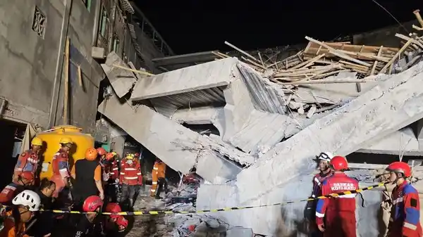 Evakuasi korban bangunan musala ambruk di Pondok Pesantren Al Khoziny, Buduran, Siduarjo (Foto: Dok. BNPB)