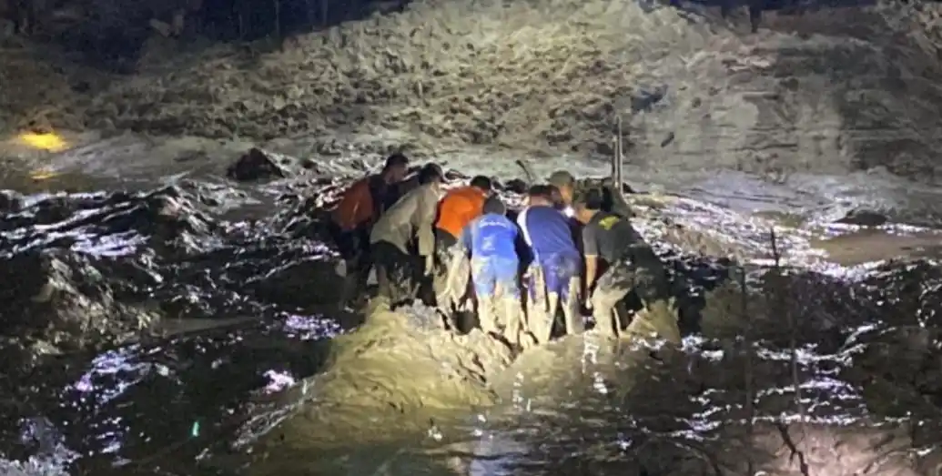 Evakuasi korban tewas diterkam buaya di Belitung (Foto: Istimewa)