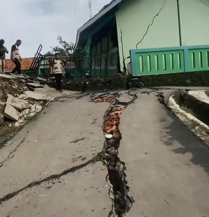 Fenomena pergerakan tanah di Desa Padasari, Kecamatan Jatinegara, Kabupaten Tegal (Foto: Tangkapan Layar)