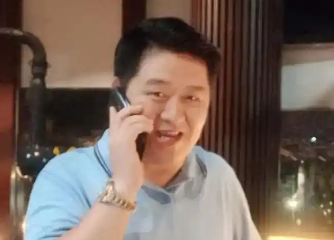 Seorang pria yang diduga sebagai makelar kasus, Ferry Yanto Hongkiriwang, kembali jadi sorotan. Ini terjadi setelah ia diduga memicu kegaduhan di sebuah hotel mewah di Jakarta pada Jumat, 25 Juli 2025, lalu.