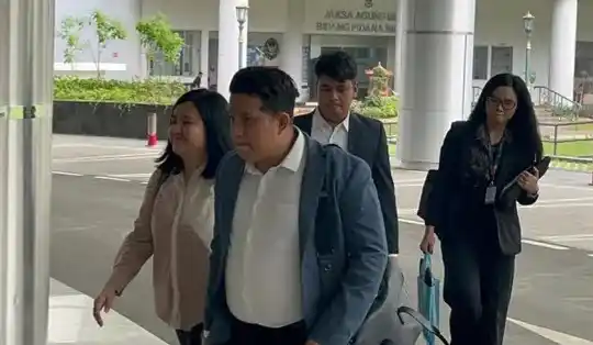 Mantan stafsus eks Mendikbudristek Nadiem Makarim, Fiona Handayani (FH) (batik krem) memenuhi panggilan Kejagung terkait kasus dugaan tindak pidana korupsi pengadaan digitalisasi pendidikan Kemendikbudristek Tahun 2019-2023.