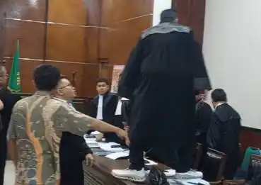 Firdaus Oiwobo Naik Meja saat Hotman vs Razman [Foto: Ist]
