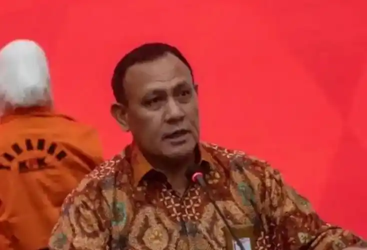 Firli Bahuri sudah setahun lebih menyandang status tersangka. Eks pucuk pimpinan Lembaga Antirasuah itu ditetapkan sebagai tersangka kasus penerimaan gratifikasi, suap, dan pemerasan mantan Menteri Pertanian Syahrul Yasin Limpo (SYL) pada Kamis, 23 November 2023. Dia tidak ditahan, namun dicegah dan tangkal (cekal) ke luar negeri. (Foto: Dok MI)