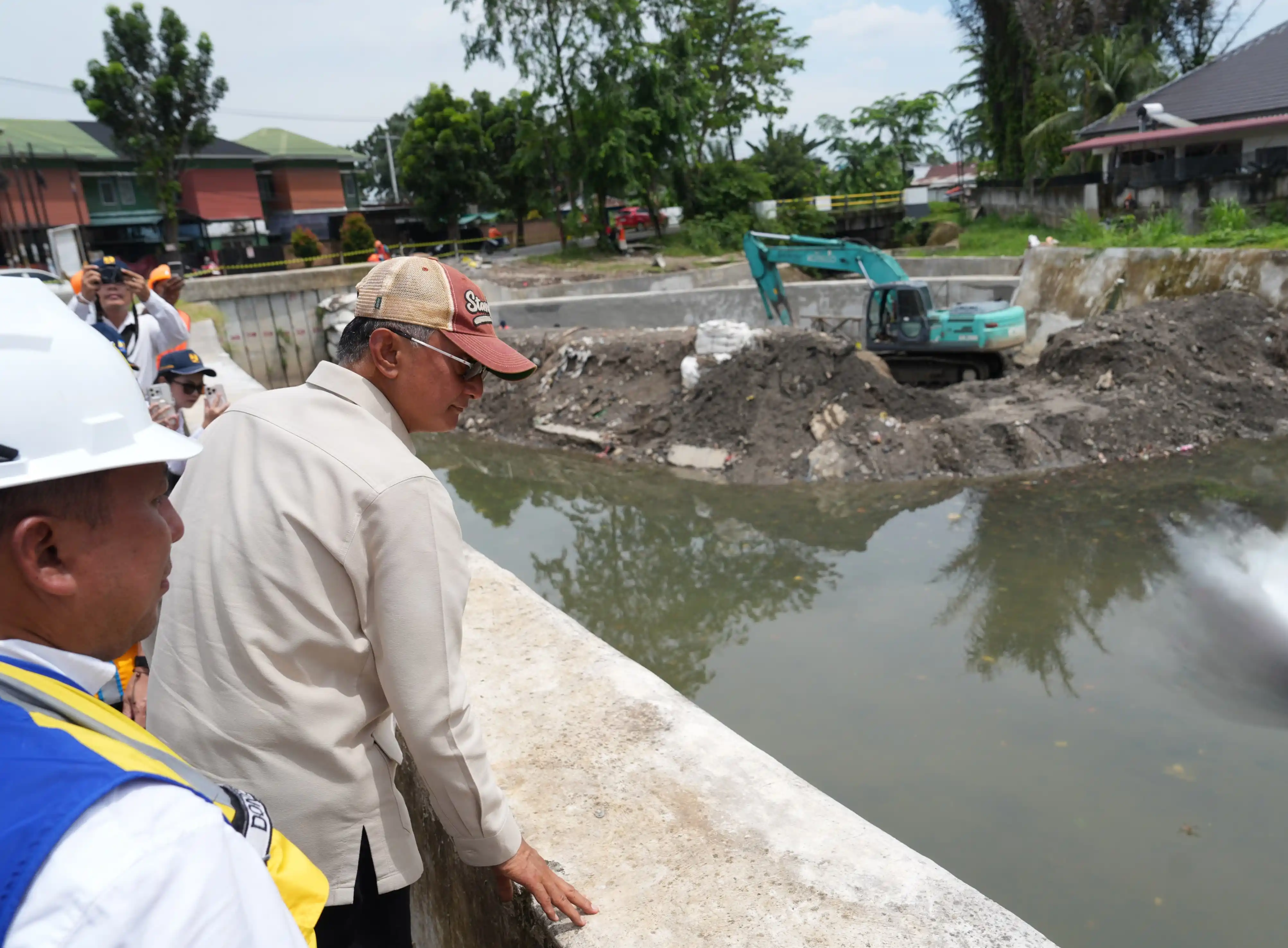 Menteri Pekerjaan Umum, Dody Hanggodo meninjau pembangunan Floodway Sikambing–Belawan di Kota Medan, Sumatera Utara, Sabtu (8/11). (Foto: PU)