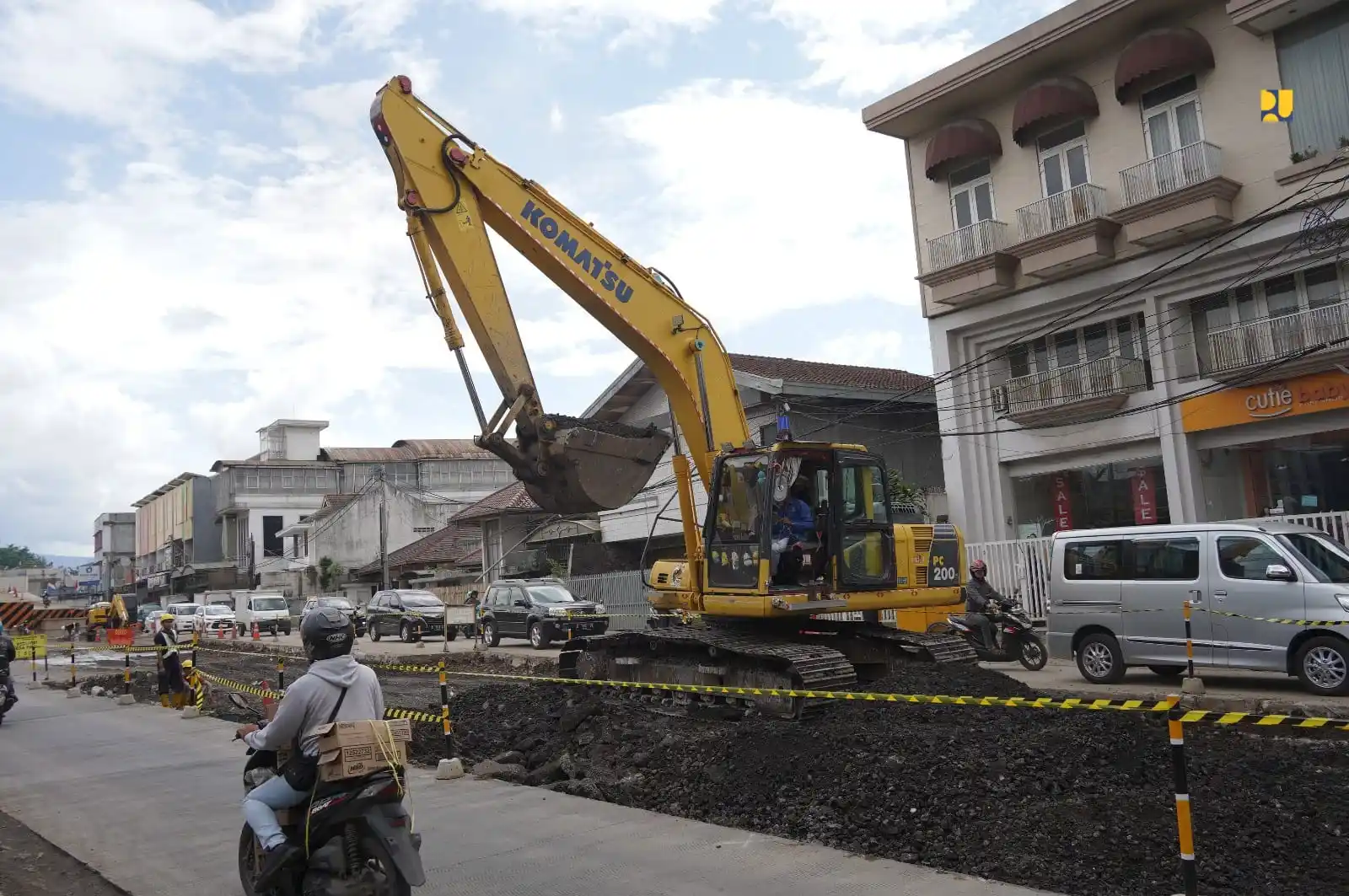 Kementerian Pekerjaan Umum (PU) tengah membangun Flyover Nurtanio, Bandung yang mampu mengurangi kemacetan dan menekan angka kecelakaan di perlintasan sebidang rel. (Foto: PU)