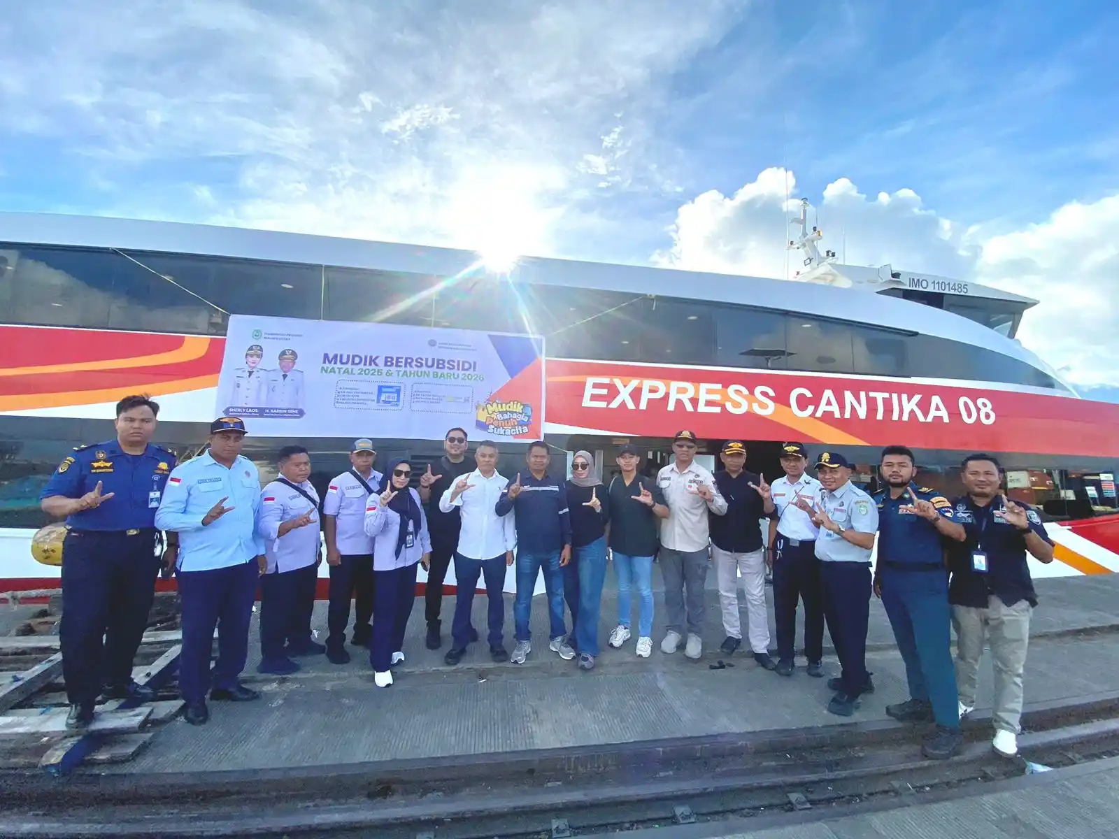 Foto bersama Plt Kadishub Dedy Kotambunan dan tim Dishub di Pelabuhan A. Yani, menandai dimulainya pelayaran perdana Mudik Bersubsidi Natal dan Tahun Baru menggunakan Kapal Express Cantika 08. (Foto: Dok, Dishub Malut)