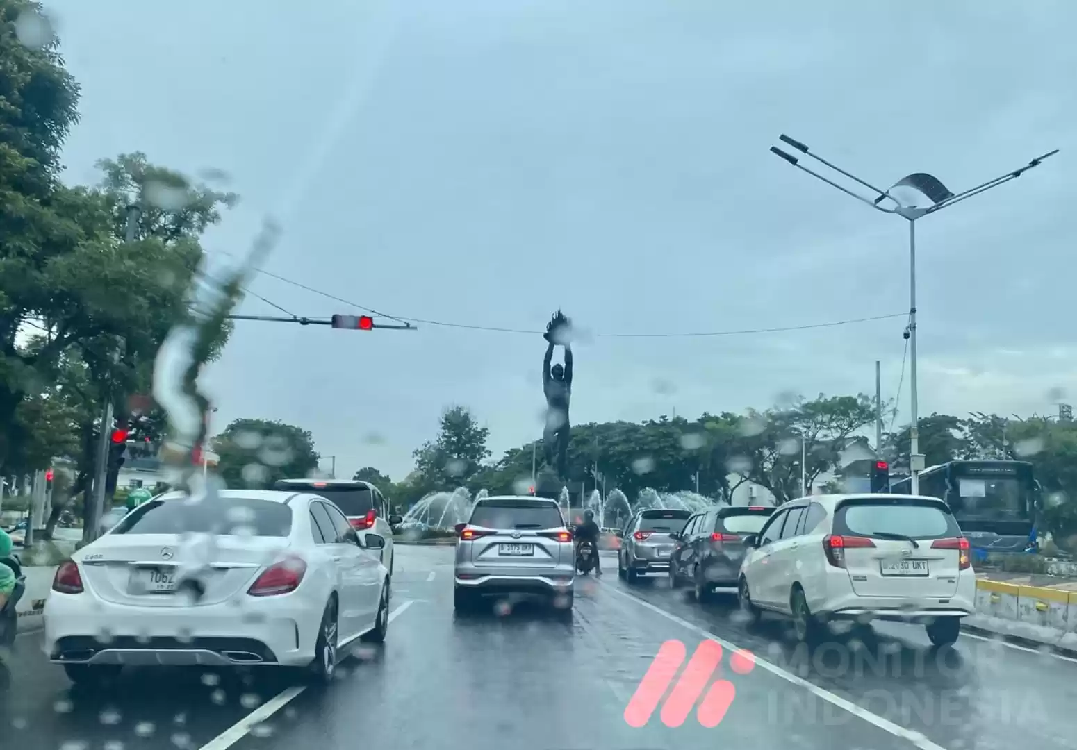 Ilustrasi - Hujan di kawasan Senayan. (Foto: MI/Risky Amin)