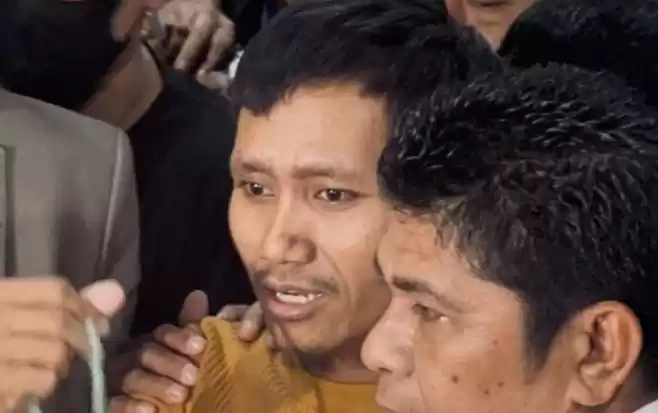 Pegi Setiawan saat keluar dari Gedung Direktorat Tahanan dan Barang Bukti (Dittahti) Polda Jabar, Kota Bandung, Senin (8/7/2024). (ANTARA/Rubby Jovan)