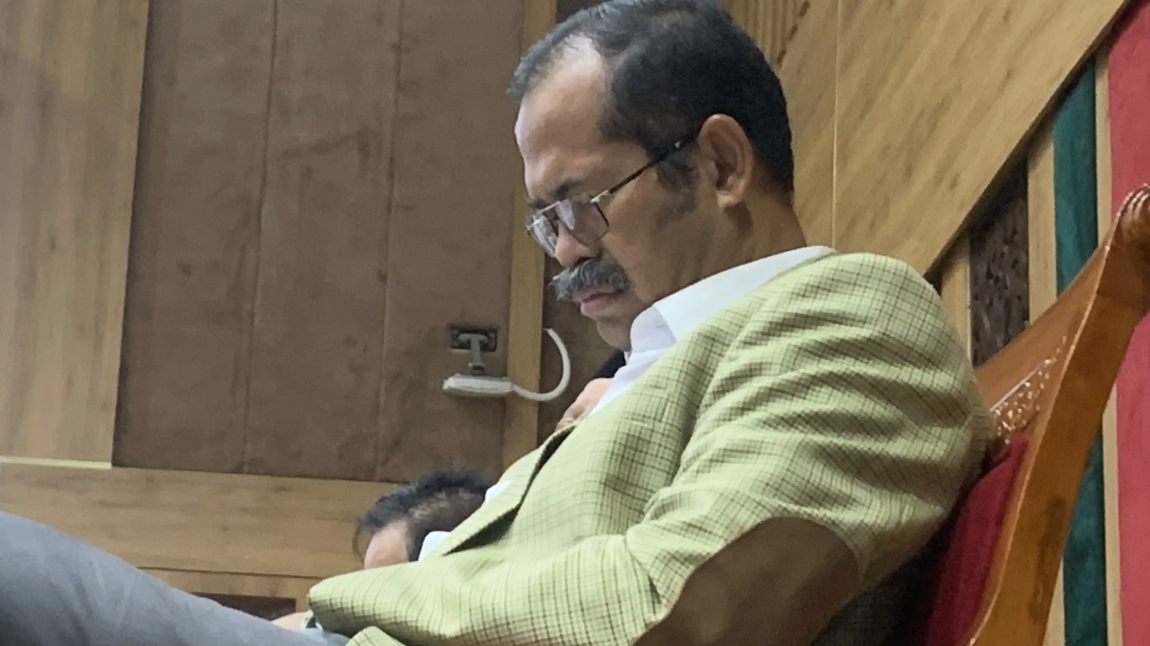 Anggota DPR RI dari Partai Nasdem, Furtasan Ali Yusuf tidur saat Rapat Kerja Komisi X DPR RI dengan Wakil Menteri Kebudayaan RI, Giring Ganesha di Gedung DPR RI, Jakarta, Rabu (27/8). (Foto: Zul Sikumbang)