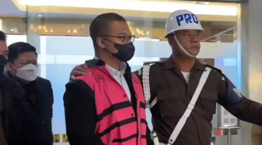 Gading Ramadhan Joedo (GRJ) Komisaris PT Jenggala Maritim dan sekaligus menjabat sebagai Dirut PT Orbit Terminal Merak mengenakan rompi tahanan Kejagung (Foto: Dok MI/Aswan)