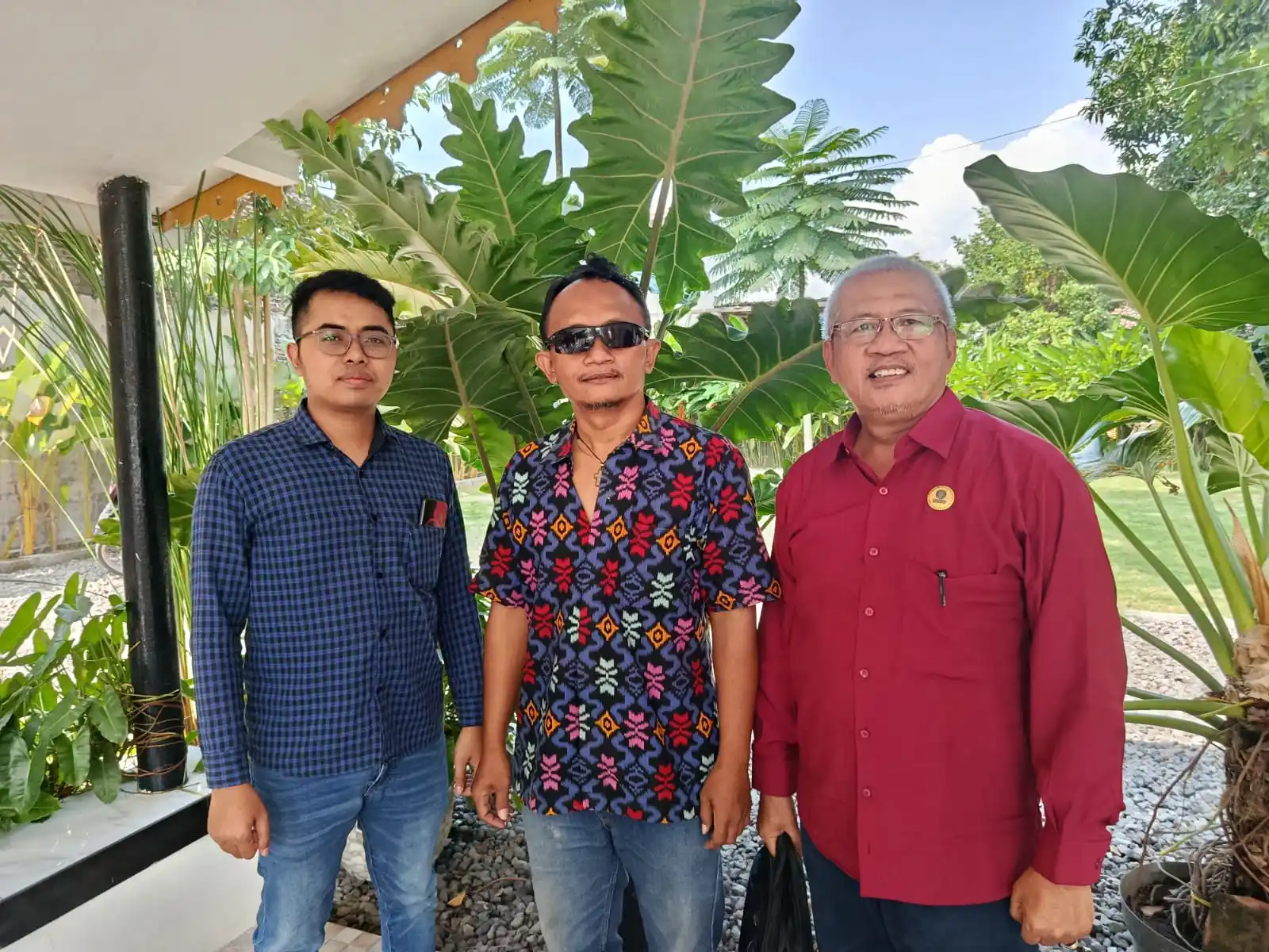 Gatot Handoko (tengah) bersama kuasa hukumnya, Subandi (kanan) dan Taufiq Idharudin (kiri), saat ditemui sebelum menyampaikan keberatan atas penghentian aduan etik oleh BK DPRD Klaten, Senin (7/7/2025).