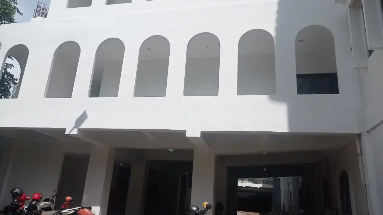 Gedung baru yang diduga menggunakan anggaran 'Siluman' di area kantor DPRD Jabar, Jl. Diponegoro, Kota Bandung. (Foto: Dok MI)