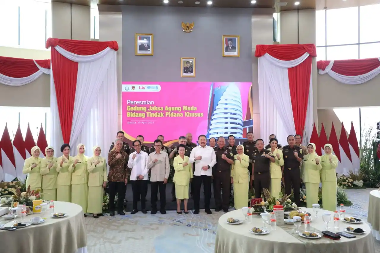 Jaksa Agung Republik Indonesia ST Burhanuddin meresmikan Gedung Baru Jaksa Agung Muda Bidang Tindak Pidana Khusus (JAM PIDSUS), atau lebih dikenal sebagai "Gedung Bundar" dalam sebuah seremoni sederhana yang diselenggarakan di Jakarta pada Selasa, 29 April 2025.