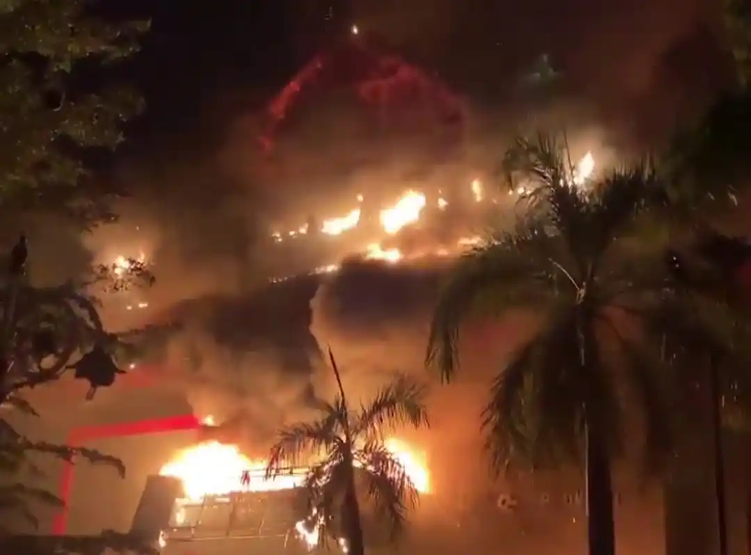 Gedung DPRD Makassar dibakar saat aksi unjuk rasa berujung ricuh (Foto: ist)