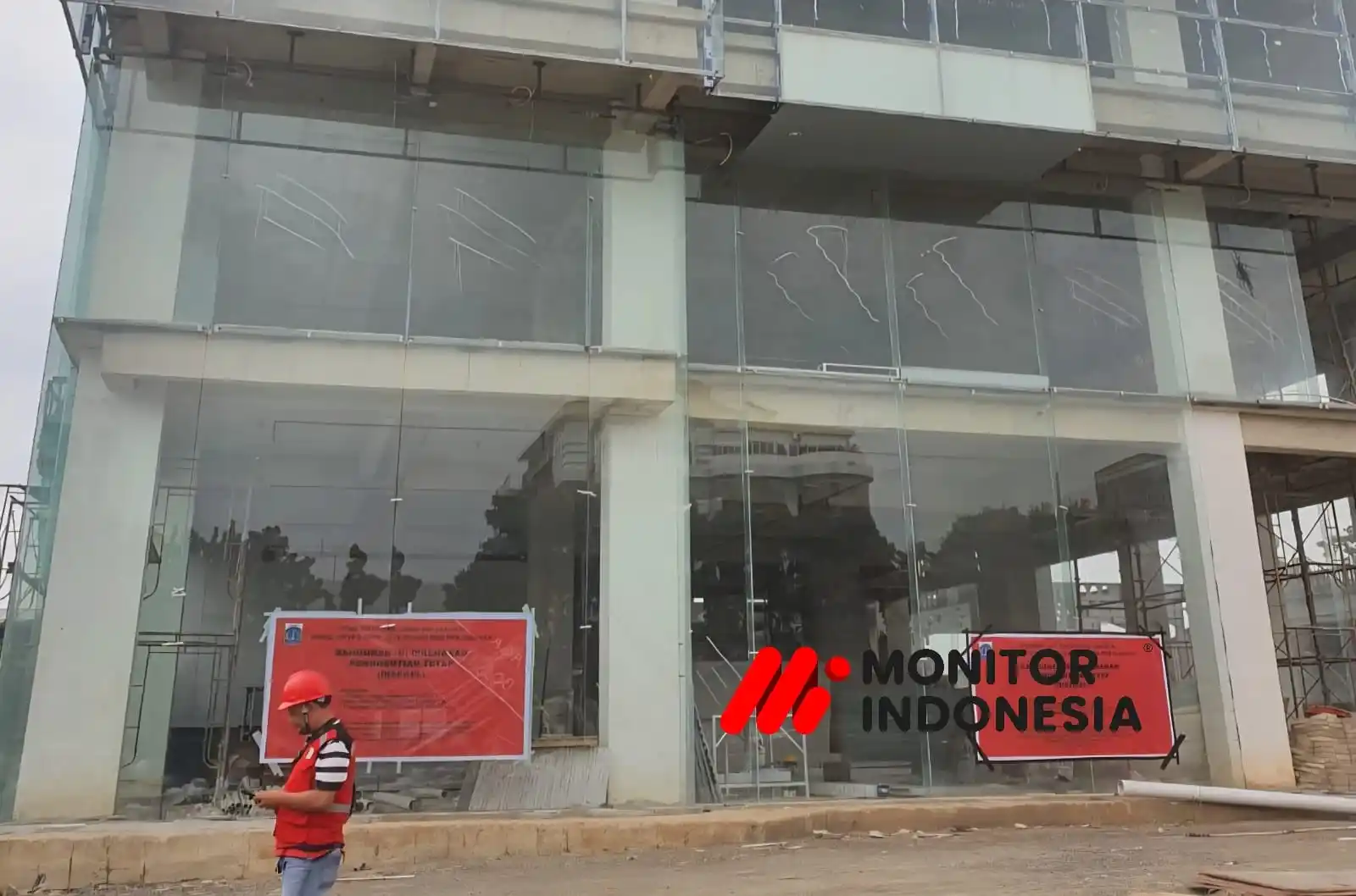 Gedung PT Mersifarma TM di Pasar Minggu Jakarta Selatan sudah disegel namun pembangunan tetap dilanjutkan. Bangunan bermasalah itu diduga dibekingi pejabat Pemprov DKI. (Foto: Dok MI)