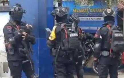 Tim Gegana Brimob tiba di lokasi ledakan Pamulang, Tangerang Selatan pada Jumat (12/9/2025).