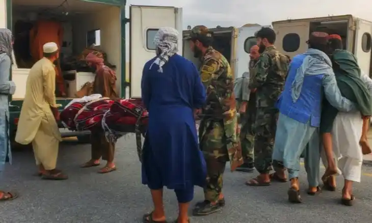 Taliban dan warga sipil Afghanistan mengevakuasi korban gempa ke sebuah ambulans di Jalalabad, Afghanistan, 1 September 2025. Foto: MI/Reuters