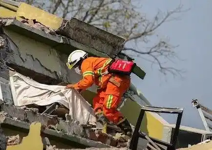 Seorang anggota tim SAR berupaya mencari korban di antara reruntuhan bangunan di Mandalay, Myanmar, 31 Maret 2025.