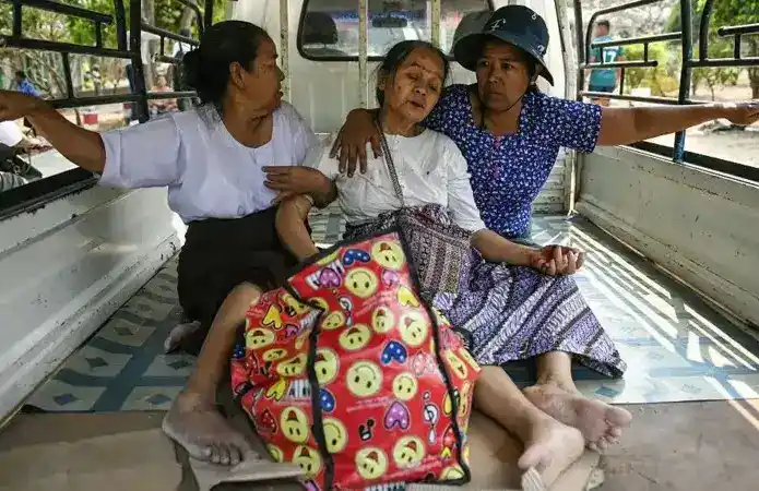 Korban gempa dibawa ke rumah sakit di Naypyidaw (Foto: AFP)