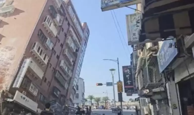 Sebuah bangunan tempat tinggal di Hualien terlihat miring setelah gempa kuat melanda Taiwan.