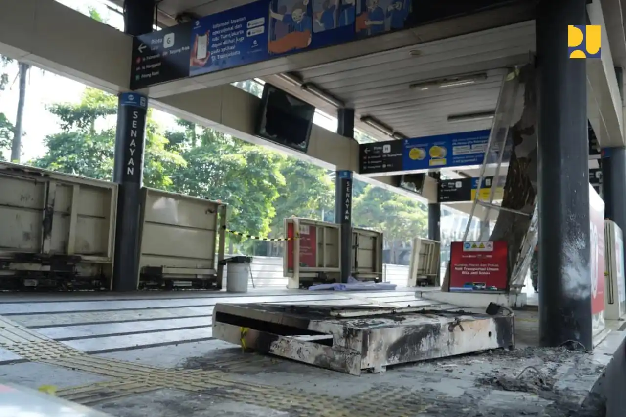 Salah satu gerbang tol yang rusak akibat aksi demo pekan lalu. (Foto: Dok/MI/PU)