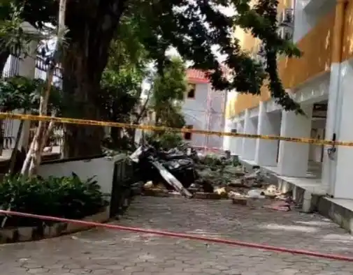 Insiden ambruknya material bangunan terjadi di kawasan GOR Kemayoran, Jalan Serdang, Jakarta Pusat, Jumat (23/01/2026) malam sekitar pukul 21.30 WIB (Foto: Dok MI)