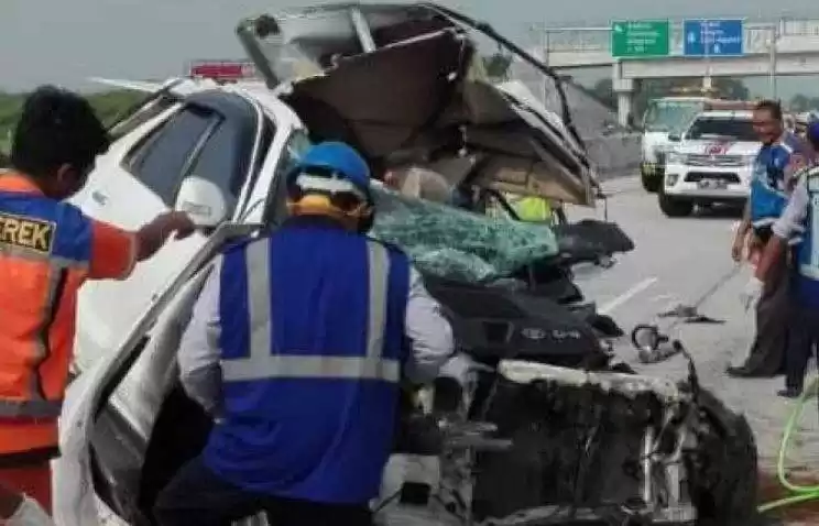 Kecelakaan lalu lintas terjadi di KM 58 Tol Cikampek arah Jakarta, Senin (8/4/2024) pukul 7.30 WIB. (Foto: Istimewa)