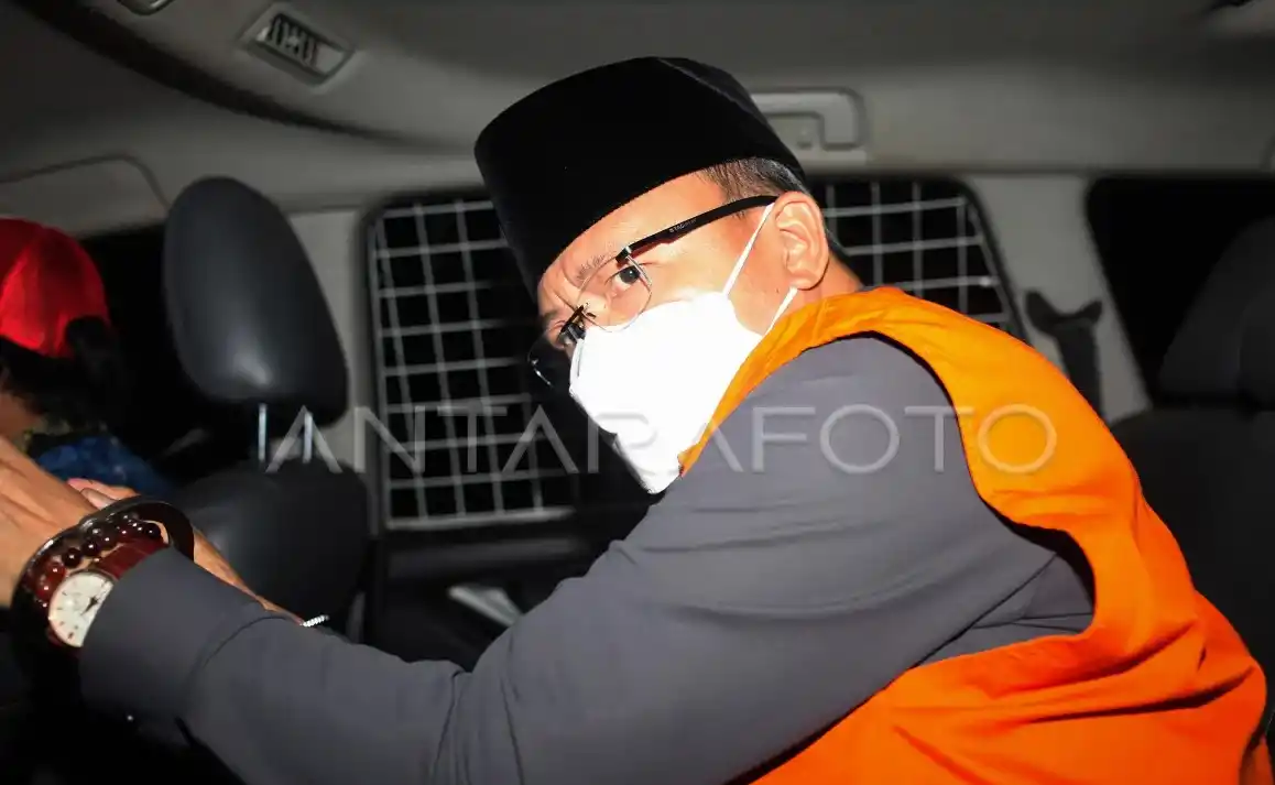 Tersangka kasus dugaaan pemerasan Rohidin Mersyah memasuki mobil tahanan usai menjalani pemeriksaan di Gedung Merah Putih KPK, Jakarta, Jumat (29/11/2024).