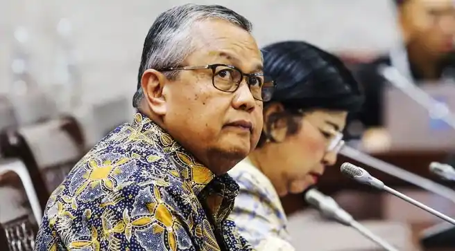 Gubernur Bank Indonesia Perry Warjiyo mengikuti rapat kerja bersama Komisi XI DPR di Kompleks Parlemen, Senayan, Jakarta, Kamis (12/9/2024).