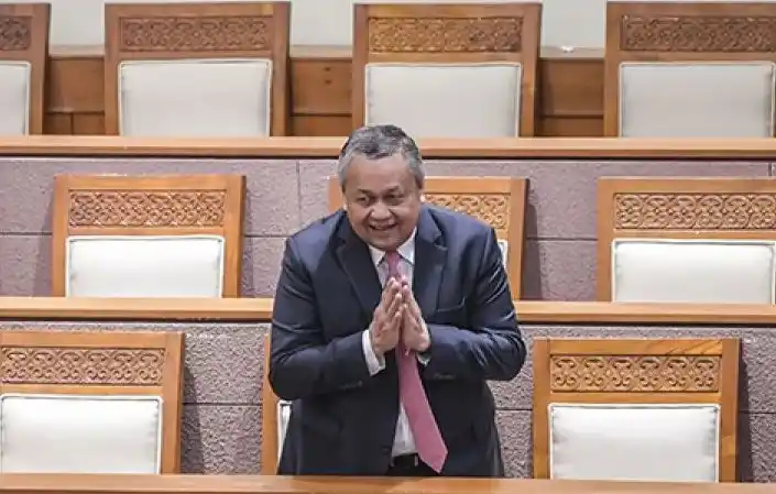 Gubernur Bank Indonesia Perry Warjiyo memberikan salam kepada para anggota DPR usai pihak DPR RI menyetujui Perry Warjiyo menjabat kembali sebagai Gubernur BI periode 2023-2028 dalam Sidang Paripurna DPR ke-19 Masa Persidangan IV Tahun Sidang 2022-2023 di Kompleks Parlemen, Senayan, Jakarta, Selasa (21/3/2023)