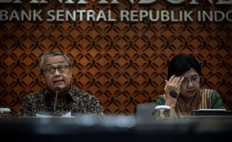 Gubernur BI Perry Warjiyo (kiri) mengatakan menghormati upaya pengusutan KPK terkait dugaan korupsi dana corporate social responsibility (CSR) di Bank Indonesia (BI). (Foto: Dok MI/Antara)