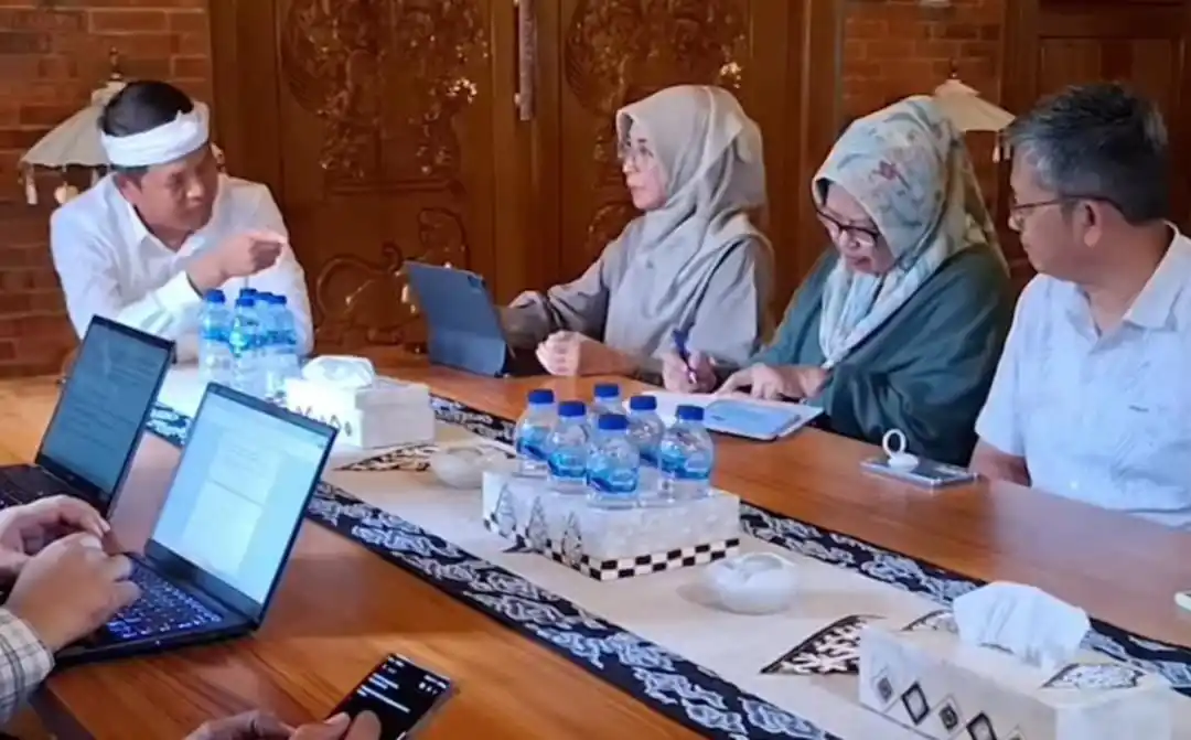 Gubernur Jabar terpilih, Dedi Mulyadi saat mengadakan pertemuan dengan Kepala Kadis ESDM Provinsi Jabar (Foto: Instagram/@dedimulyadi71)