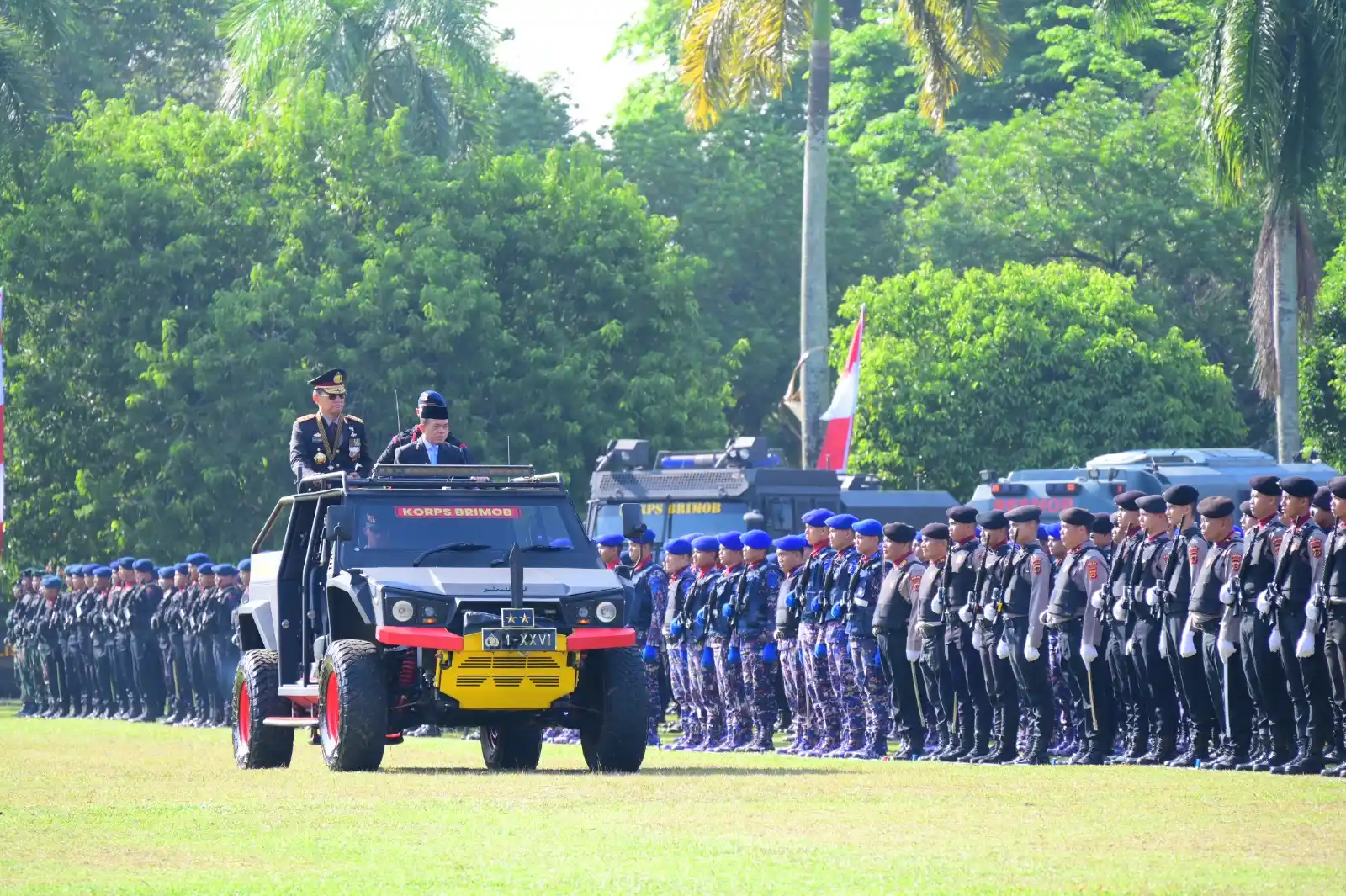 Gubernur Jambi dan Kapolda Jambi Irjen Pol. Krisno H. Siregar melakukan pengecekan pasukan saat upacara Hari Bhayangkara ke-79 di Lapangan Kantor Gubernur Jambi, Selasa (1/7/2025). (Foto: Dok/MI)