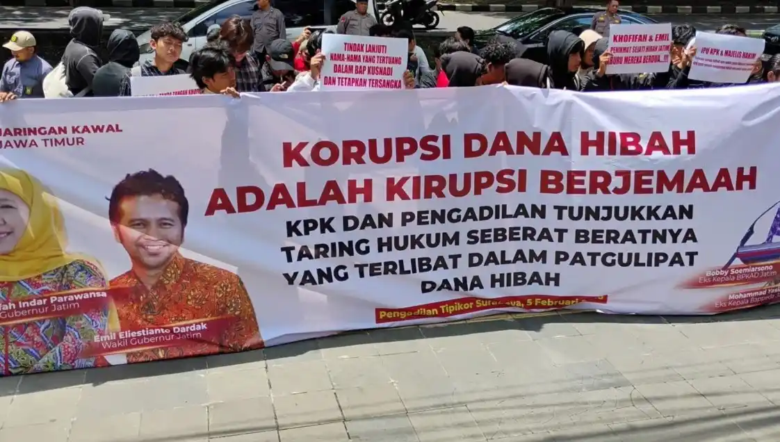 Puluhan massa yang tergabung dalam Jaringan Kawal Jawa Timur (Jaka Jatim) menggelar aksi demonstrasi di depan Pengadilan Tindak Pidana Korupsi (Tipikor) Sidoarjo, Kamis (5/2/2026), mendesak Komisi Pemberantasan Korupsi (KPK) berhenti melindungi lingkar kekuasaan eksekutif dalam perkara yang merugikan keuangan negara triliunan rupiah.