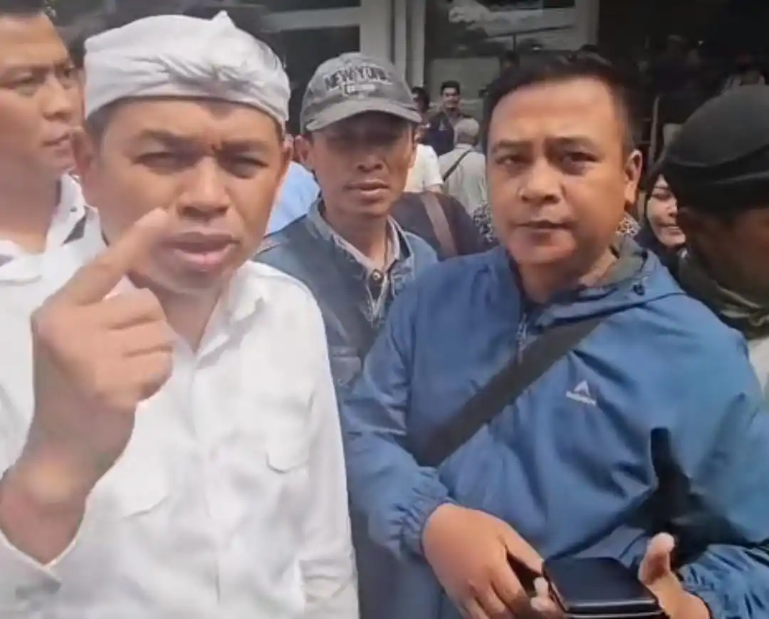 Gubernur Jawa Barat, Dedi Mulyadi saat mendatangi kantor Samsat Kabupaten Bandung Barat, Selasa (25/3/2025). (Foto: Tangkapan layar)