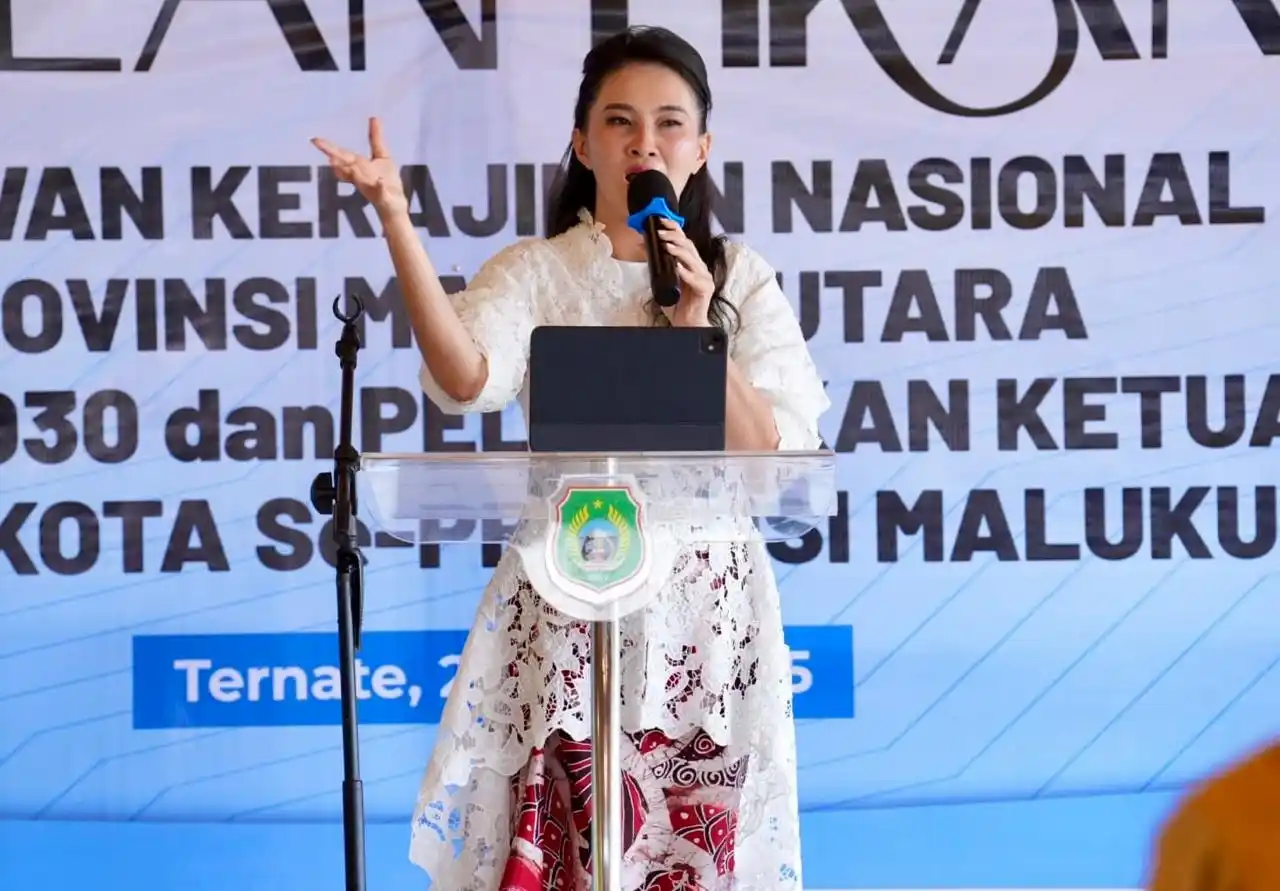 Gubernur Malut Sherly Tjoanda memberikan sambutan pada pelantikan Pengurus Dekranasda Malut di Pendopo Kesultanan Ternate, Sabtu (28/6) (Foto: Biro Adpim)